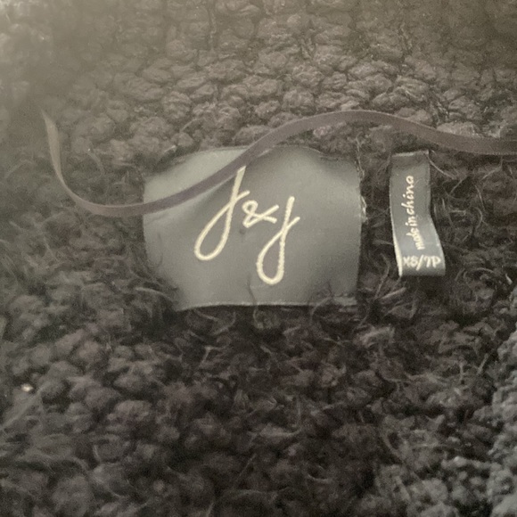 🛍️🛍️ 3 for $5 Beautiful long knotty sweater with pockets - Picture 2 of 9